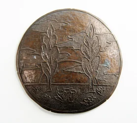 Placa convexa com árvores, nuvens e flores (metal)