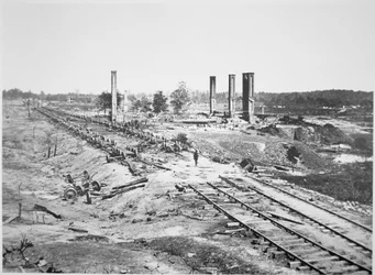 Ruínas do trem de munição de 28 vagões da Hood e do Scofield Rolling Mill, perto de Atlanta, Geórgia, setembro de 1864 (foto a p/b)