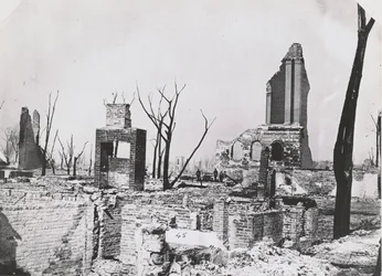 Ruínas do edifício da Sociedade Histórica de Chicago após o Grande Incêndio de Chicago, 1871