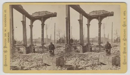 Estereografia de um homem resfriando um cofre entre as ruínas após o incêndio de Chicago de 1871, 1871 (foto bw no cartão de montagem)