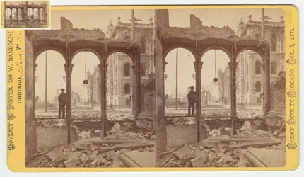 Estereografia do tribunal visto através das ruínas do lado leste da Clark Street depois do incêndio de Chicago de 1871, 1871 (foto do bw na montagem do cartão)