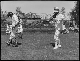 Um membro da trupe de Bampton Morris actua numa "Pipe Dance", acompanhado pelo tocador de violino