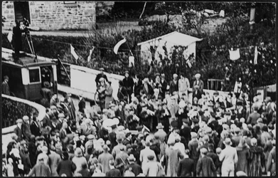Multidão no Dia da Flora para o Helston Furry Dance,1925-35 (foto)