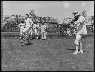 Membros do grupo de Bampton Morris dançam uma dança