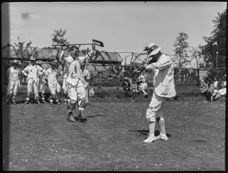 Membros do grupo de Bampton Morris dançam uma dança