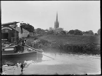 Catedral de Norwich a partir de Pull