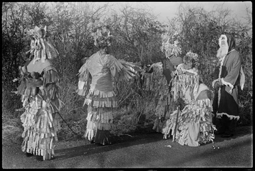 Pessoas fantasiadas a atuar numa peça de teatro dos Mummers