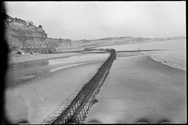 Praia de Shanklin, com o andaime do Almirantado a serpentear ao longo da costa