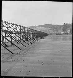 A praia de Shanklin ao longo de uma longa linha de andaimes do Almirantado