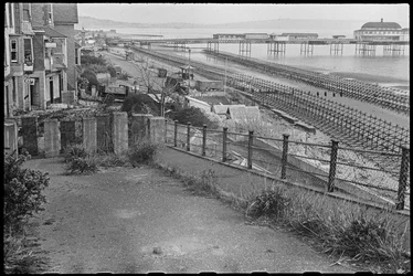 A praia de Shanklin, mostrando os andaimes do Almirantado
