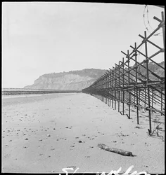 A praia de Shanklin, mostrando duas filas de andaimes do Almirantado