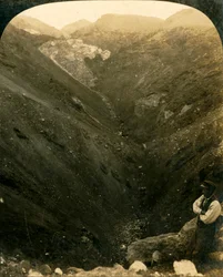 Uma cratera do Monte Tarawera, Nova Zelândia, c1909.