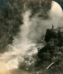 Caldeirão de Champagne, Wairakei, Nova Zelândia, c1909.