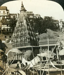 Templos nas margens do Ganges, Benares, Índia, c1909.