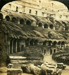 O interior do Coliseu, Roma, Itália, c1909.