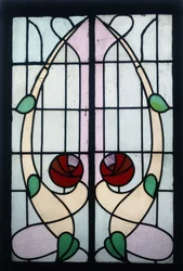 Um painel de vitral representando rosas estilizadas (vitral com chumbo, moldura de madeira)
