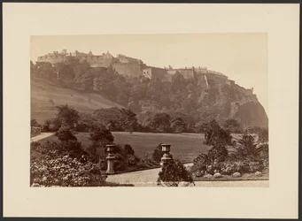 O Castelo de Edimburgo visto dos jardins de West Princes Street
