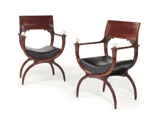 Par de poltronas curule do final da era Luís XVI, antes de 1792 (mogno com couro e marfim)