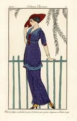 Mulher com vestido de praia de foulard decorado com grandes pontos, chapéu de camurça vermelha. Robe de plage en foulard garni de tussor gros grain, chapeau en camurça rouge. Punchhoir (stencil) de cor de mão, gravado após uma ilustração de George Barbier 