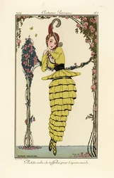 Mulher com vestido de tarde de tafetá amarelo.