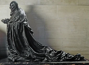 Cardeal René de Birague em oração (Escultura de Bronze