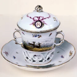 Copo de aspen de porcelana do século XIX (usado para beber bebidas quentes). Fabrico alemão. Besancon. Museu de Belas Artes.