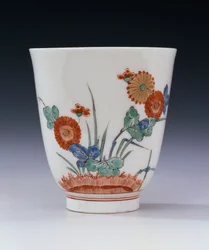 Um béquer Bottger Kakiemon queimado pintado com crisântemo e ervas, c.1725