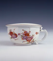 Uma bourdaloue Bottger de forma oval irregular pintada à maneira de Johann Ehrenfried Stadler, c.1725