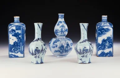 Uma seleção de cerâmica azul e branca de Frankfurt em estilo chinês, incluindo dois frascos de álcool azul e branco de Frankfurt, um par de vasos octogonais Yan Yan de Frankfurt e um vaso de cabaça dupla azul e branco de Frankfurt, c.1700-10 (cerâmica )