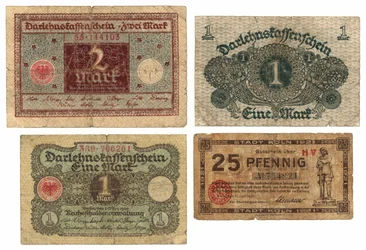 Uma nota de duas marcas, duas notas de uma marca e uma nota de vinte e cinco pfennig, 1920-21