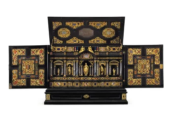 Um armário de mesa de Augsburg em metal dourado, cristal de rocha e em estante montado em pierre dure, c.1630-40