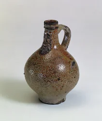 Garrafa de vinho de Bartmannkrug ou Bellarmine decorada com uma máscara facial de barba aplicada, Alemanha, c.1630-40 (grés polido com sal)