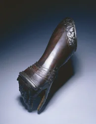 Manopla preta e branca até ao cotovelo para a mão direita, c.1570