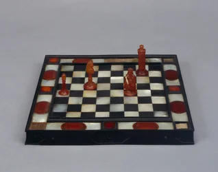 Tabuleiro de xadrez (ébano, madrepérola, âmbar e madeira)