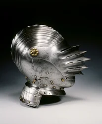 Capacete fechado no estilo Maximiliano, c.1520 (aço e latão)