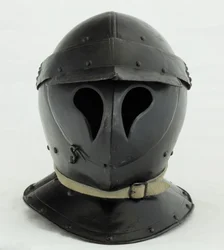 Burgonet fechado da forma &39;Totenkopf&39;, início do século 17 (ferro e tinta preta com couros modernos)