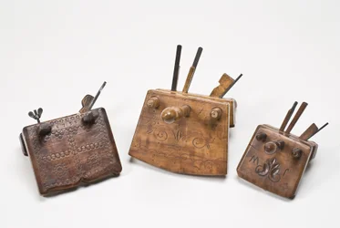 Coopers croze planes, datados de 1735, 1842 e início a meados do século XIX (madeira de árvores de serviço e metal) (ver também 701102)