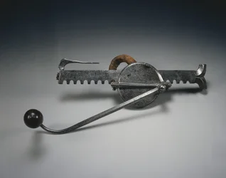 Cranequin, c.1528 (aço com cordão de linho e cabo de madeira)