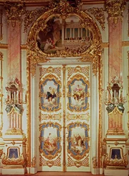 Porta da Sala de Porcelana com quatro painéis representando cenas clássicas de Meissen e uma representando uma produção teatral