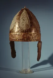 Capacete de combate de guerra europeu, c.500 (metal)