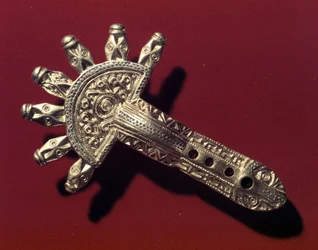 Fíbula, Laucha (metal)