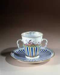 Arte alemã: Caneca com decoração tremida em porcelana da Meissen. 1730. Paris, artes decorativas