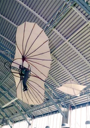 Planador feito para Otto Lilienthal (1848-96) c.1891 (algodão e madeira) (veja também 56774)