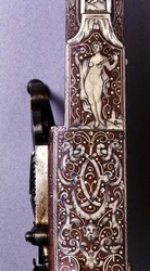 Punho de uma espingarda com bloqueio de rodas decorada com figuras de marfim e arabescos