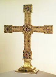 Cruz Imperial do Sacro Império Romano feita de carvalho coberto de placas de ouro e decorada com pérolas e pedras preciosas, da Alemanha Ocidental, 1024-25 (carvalho, ouro, pedras preciosas e pérolas)