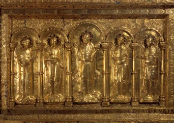 Diante do altar da Catedral de Bale ao redor do Cristo Banqueiro, os três arcanjos (Miguel, Gabriel e Rafael) e São Bento de Nursie, e a seus pés, o Imperador Henrique II disse o Santo (973-1024) e o Imperador Cunegundes (975-103)