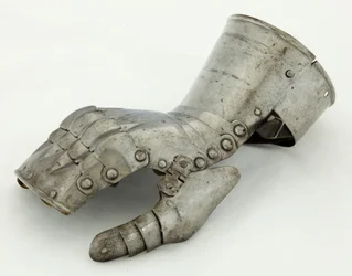 Left Gauntlet, c.1490-1510, restaurado século 19 (aço e couro)