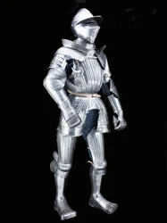 Armadura de campo "Maximiliano" do grupo "Fico", com capacete associado, c.1525-30, decorado c.1805 (aço gravado com couro moderno e restaurações)