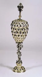 Copo e tampa em forma de ananás, Nuremberga, c.1620 (dourado prateado)