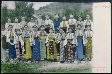 Cartão postal que descreve o vestido tradicional romeno na região de Arges, c.1900-10